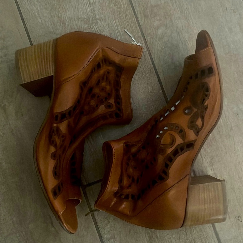 RON WHITE Laser Cut Leather Open Toe Bootie EUC